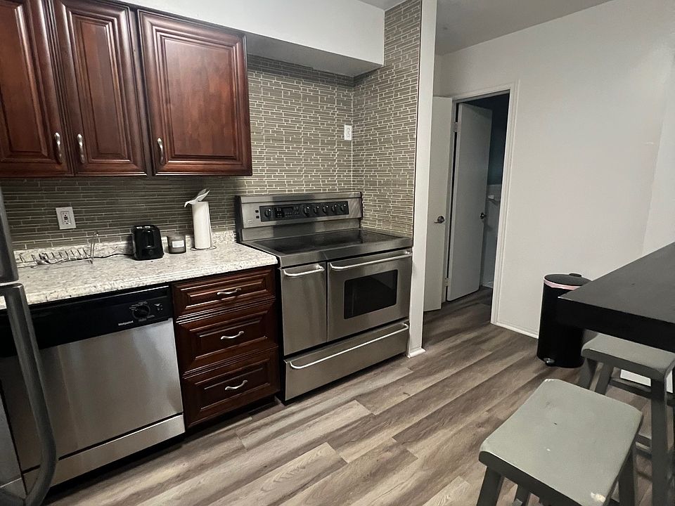 Kitchen with stainless steel appliances and eat in counter top