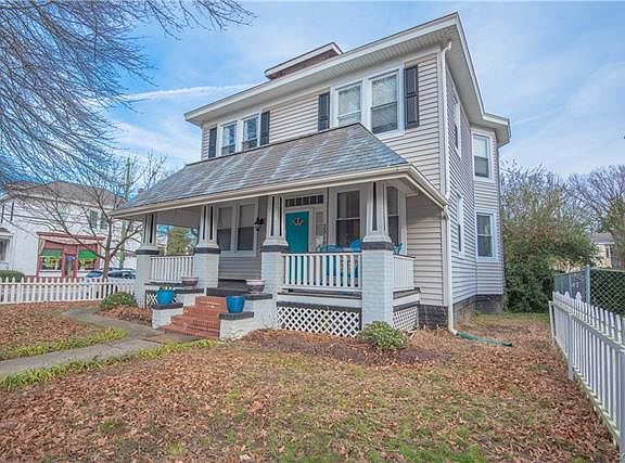 4th image of 2919 Montrose Ave