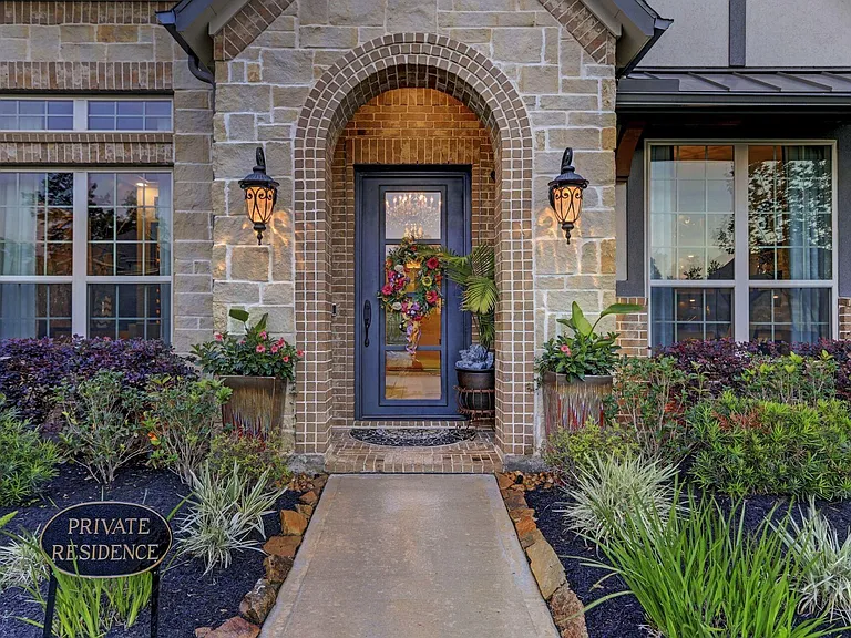 5911 Vineyard Creek Ln — Photo 2