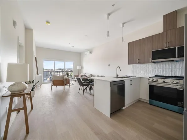 777 Station Ave #305, Langford, BC V9B 2S1