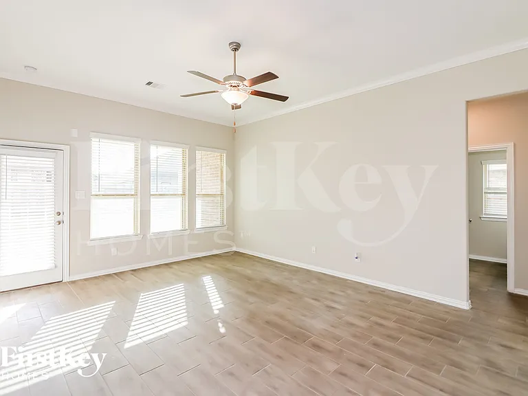 1648 Breezewood Dr — Photo 3