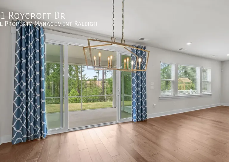 521 Roycroft Dr — Photo 6