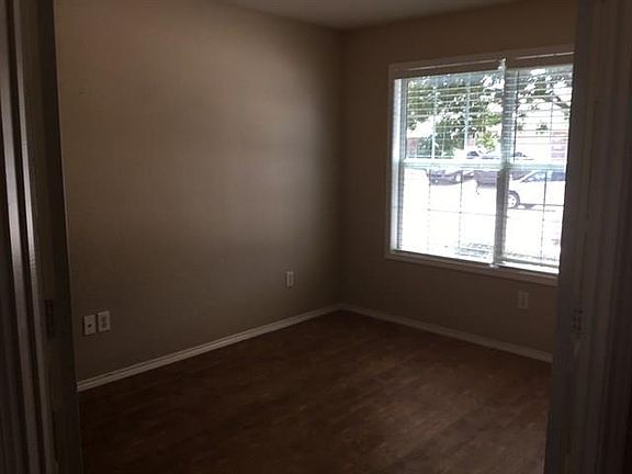 3rd image of 4833 Trail Hollow Dr