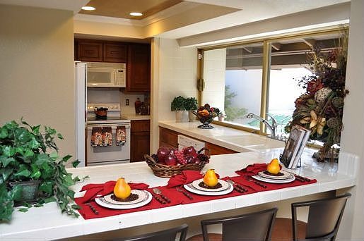 Kitchen with Breakfast Bar