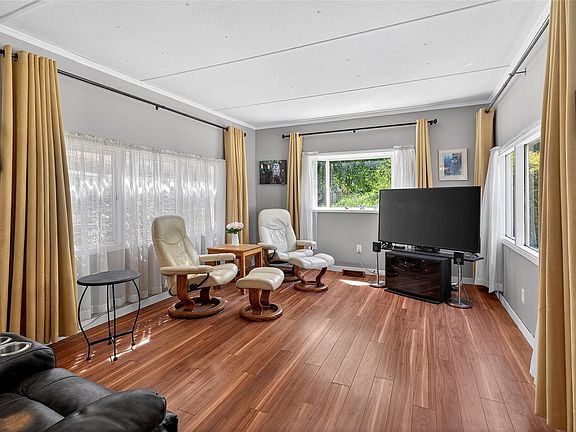 5th image of 695 Barclay Cres N