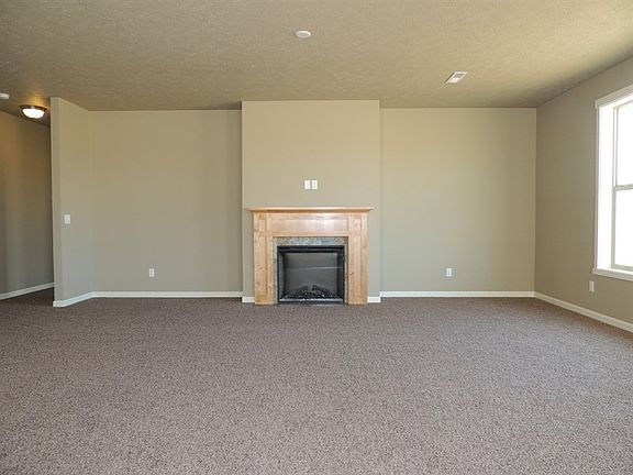 3rd image of 915 Country Ave NE