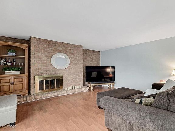 4th image of 5503 Lakeside Dr APT 2D