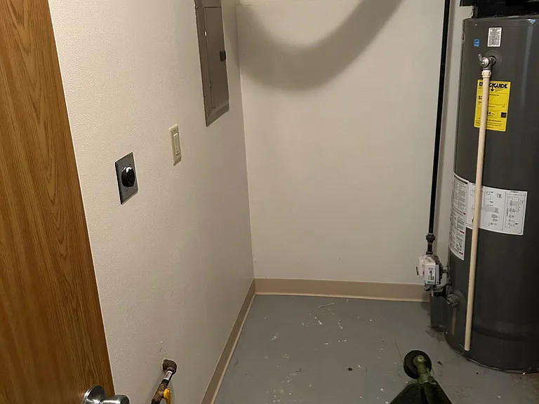 gas dryer hookup/ central air/furnace/ 80 gal water heater