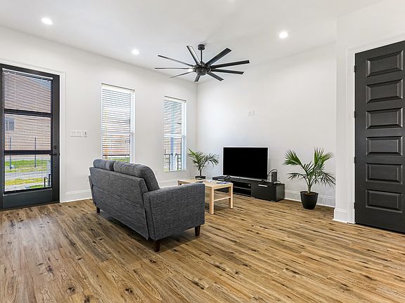 4th image of 2213 Angela Ave