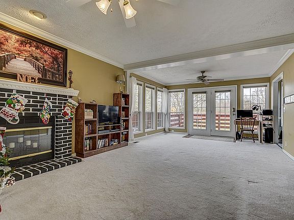 3rd image of 225 Holly Ln