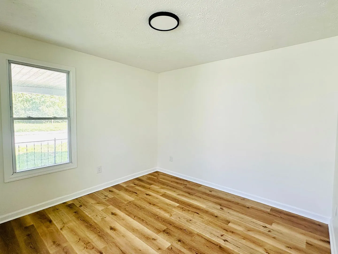 Charming 2 BR / 1 BA Duplex with Covered Front Porch — Photo 4