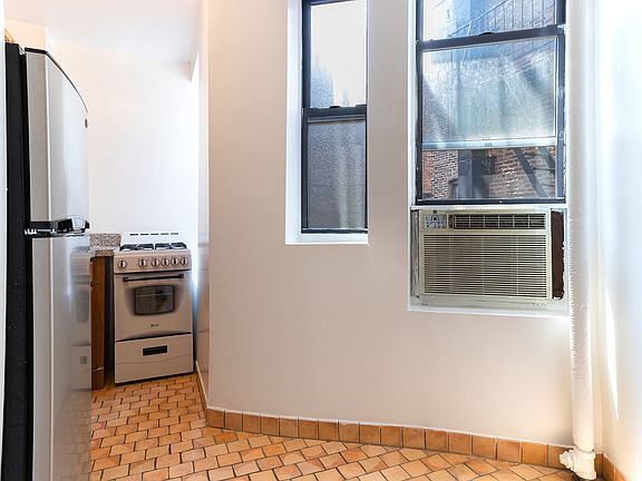 3rd image of 37A Bedford St #22