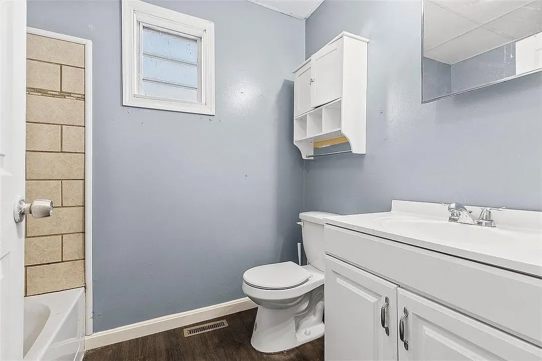 3 bed, $1,300 — Photo 2