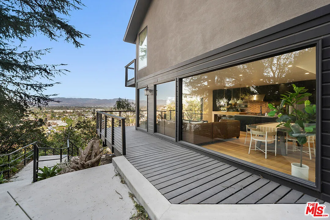 3 bed, 4.0 bath, 2400 sqft, $10,000 — Photo 2