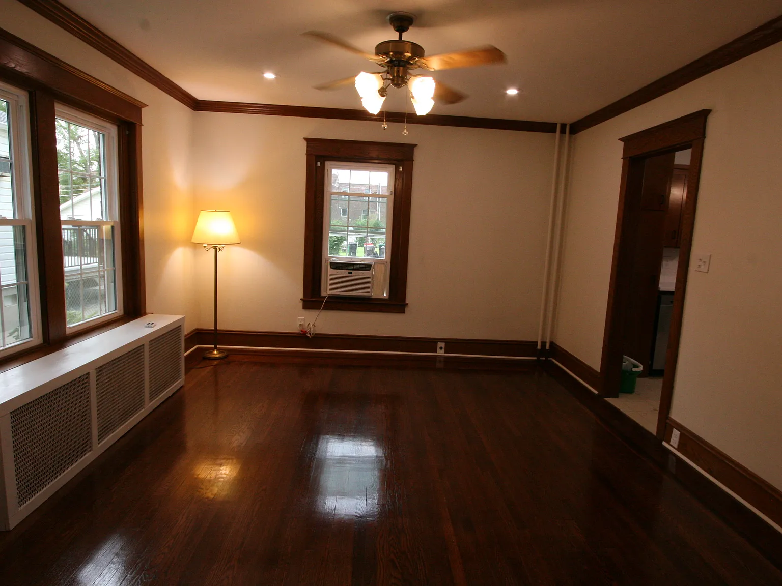 4 bed, 1.5 bath, 2400 sqft, $3,100 — Photo 4