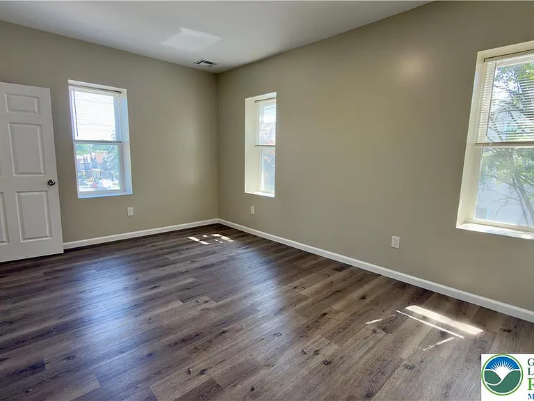 801 W Broad #3 — Photo 14