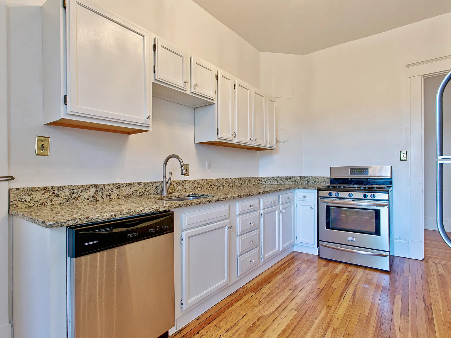 2 bed, 2200 sqft, $1,995 — Photo 3