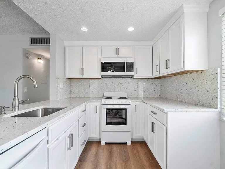 283 Normandy Ln #F — Photo 8