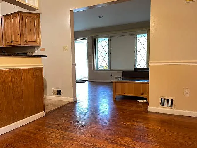 5 bed, 2256 sqft, $1,000 — Photo 3