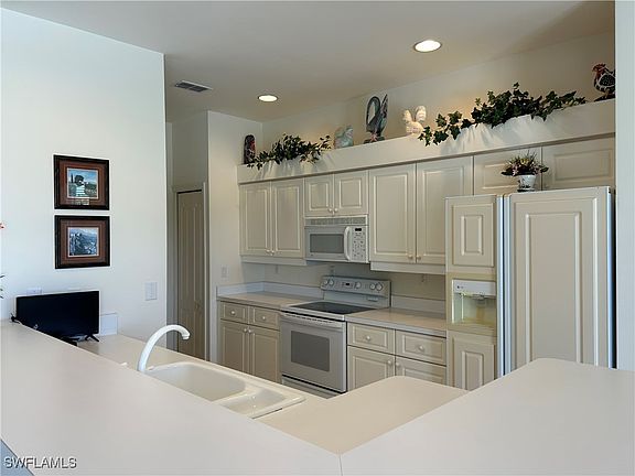 5th image of 9274 Coach House Ln