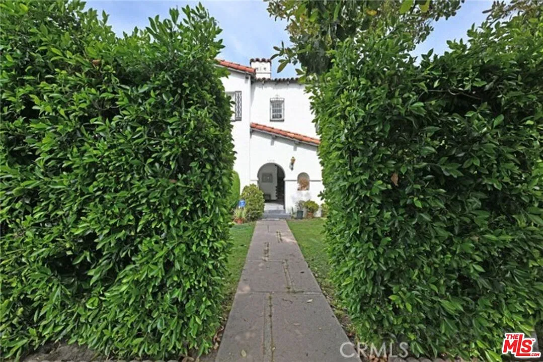 2 bed, 1.0 bath, 4745 sqft, $3,200 — Photo 1