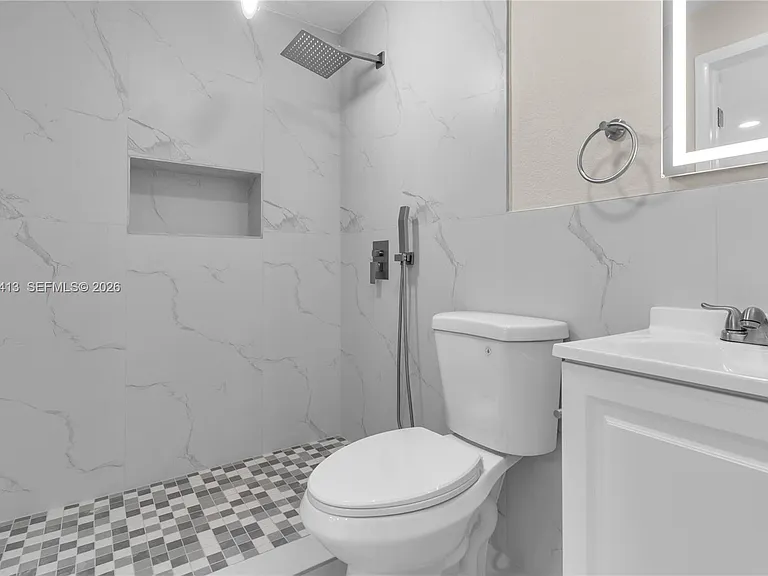 378 SW 6th St — Photo 9