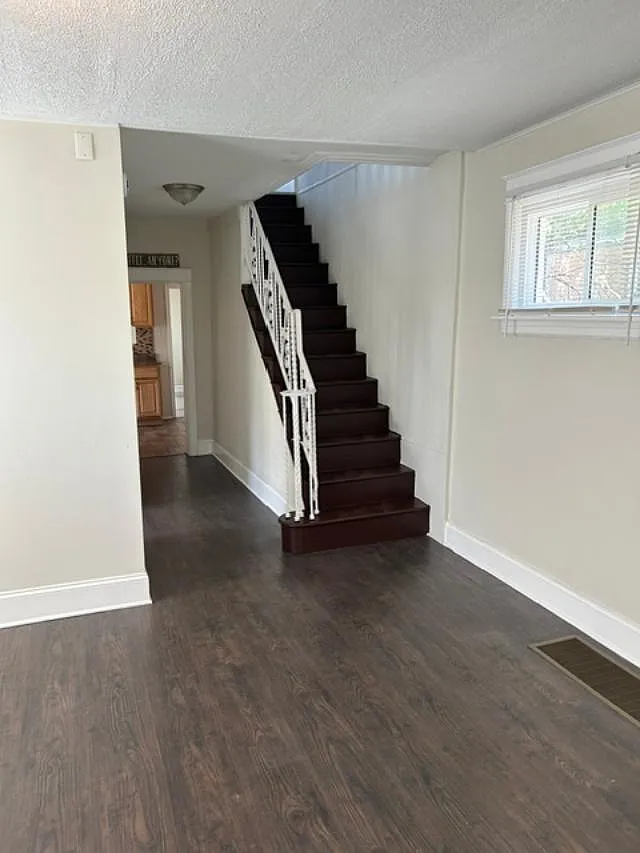 4 bed, 1184 sqft, $2,500 — Photo 3