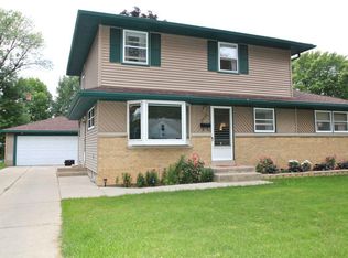 2951 S 96th St, West Allis, WI 53227