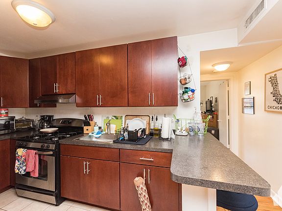 3rd image of 803 W Oakdale Ave APT 2