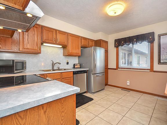 4th image of 4890 Weston Ave