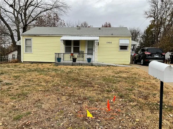 1906 SE 26th St, Topeka, KS 66605