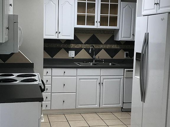 3rd image of 2732 Plaza Dr