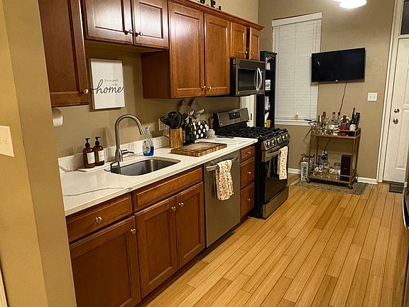 Updated kitchen w/beautiful quartz countertop