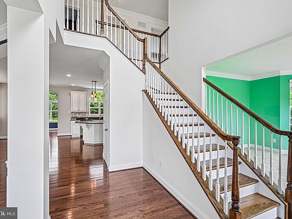 5th image of 440 Elizabeth Way