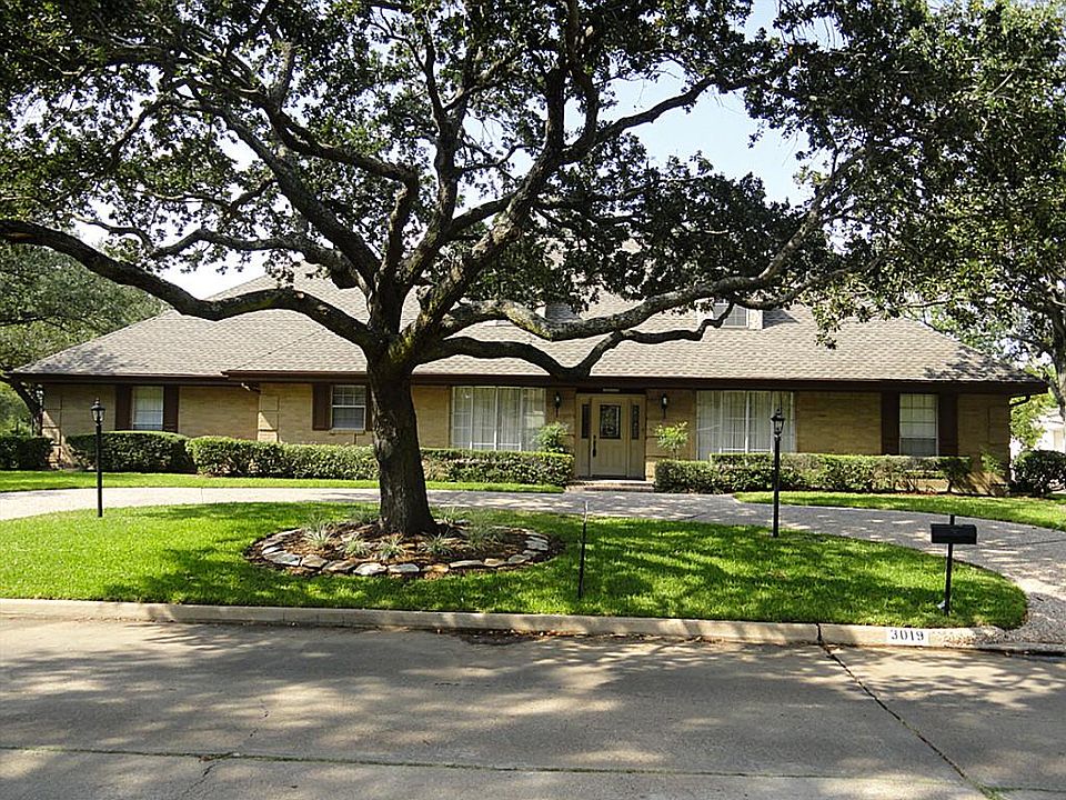 1st image of 3019 Broadmoor Dr