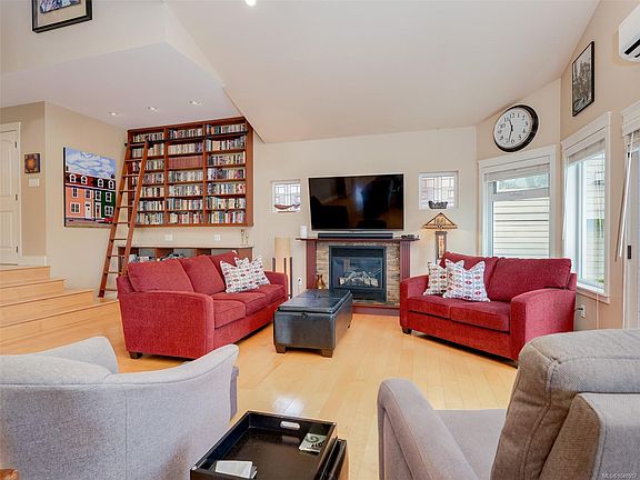 3rd image of 19 Carly Ln