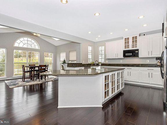 4th image of 410 Glenbrook Dr