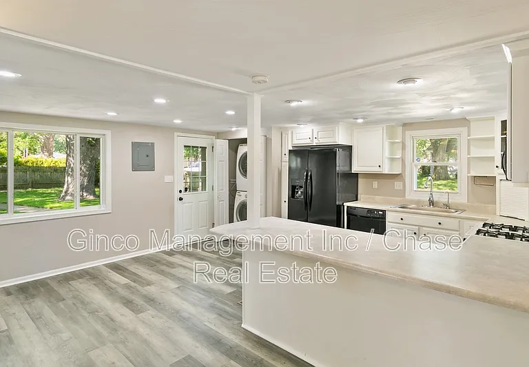 502 E High St — Photo 5