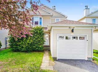 3773 Autumnwood St, Ottawa, ON K1T 2G7