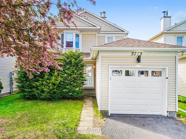 3773 Autumnwood St, Ottawa, ON K1T 2G7