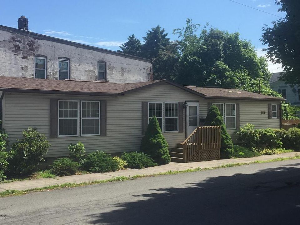 2nd image of 131 E Elm St