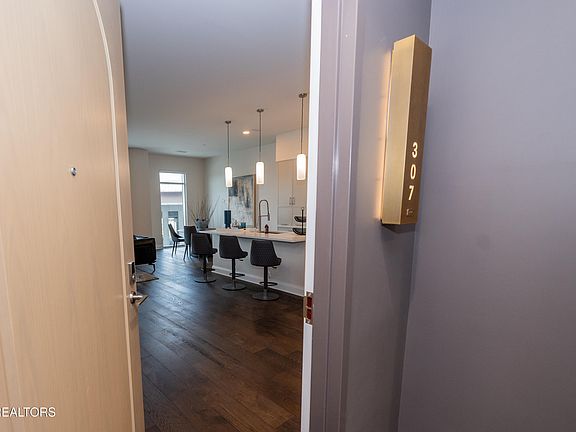 5th image of 122 Stadium Way #307