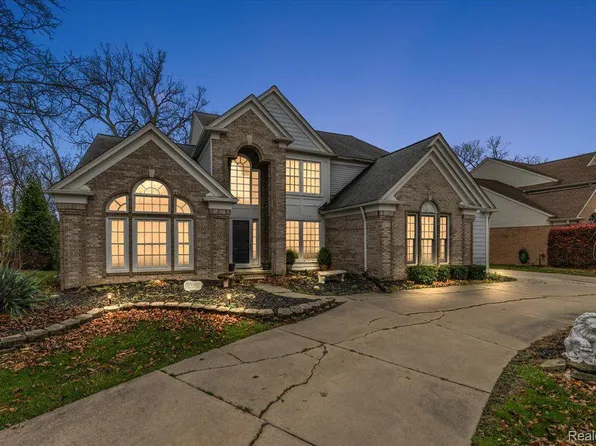 48253 Red Run Dr, Canton, MI 48187