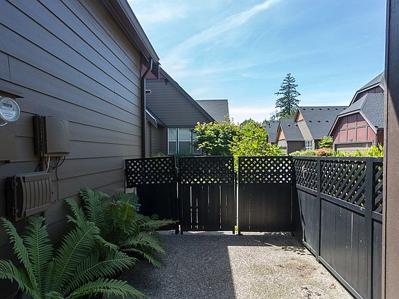 5th image of 735 NE 73rd Ave