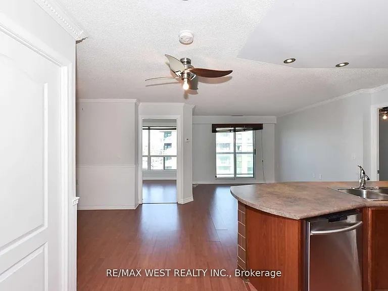 935 Sheppard Ave W #Penthouse 810 — Photo 6