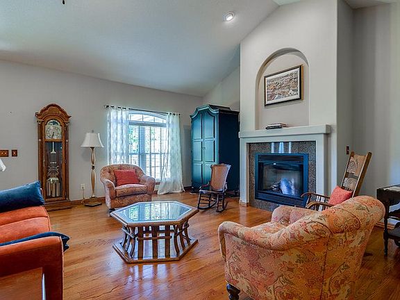 5th image of 10 Meyer Ln