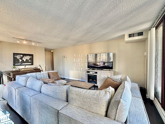 4th image of 200 N Dearborn St Unit 3207