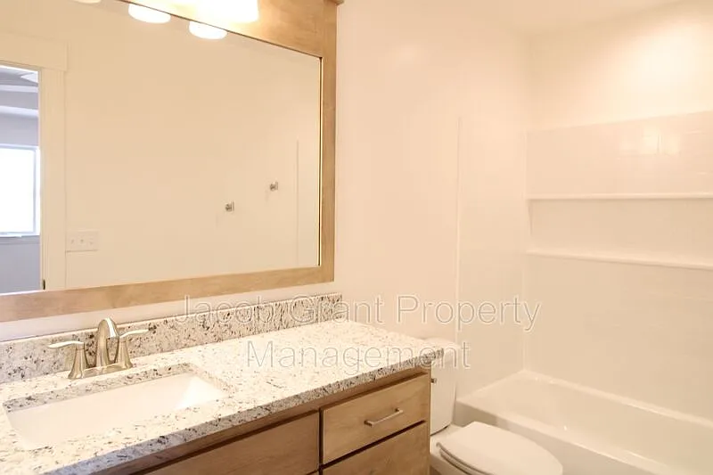 5 bed, 3.0 bath, 2608 sqft, $2,395 — Photo 2