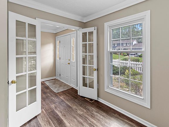 2nd image of 994 Autumn Lake Ct