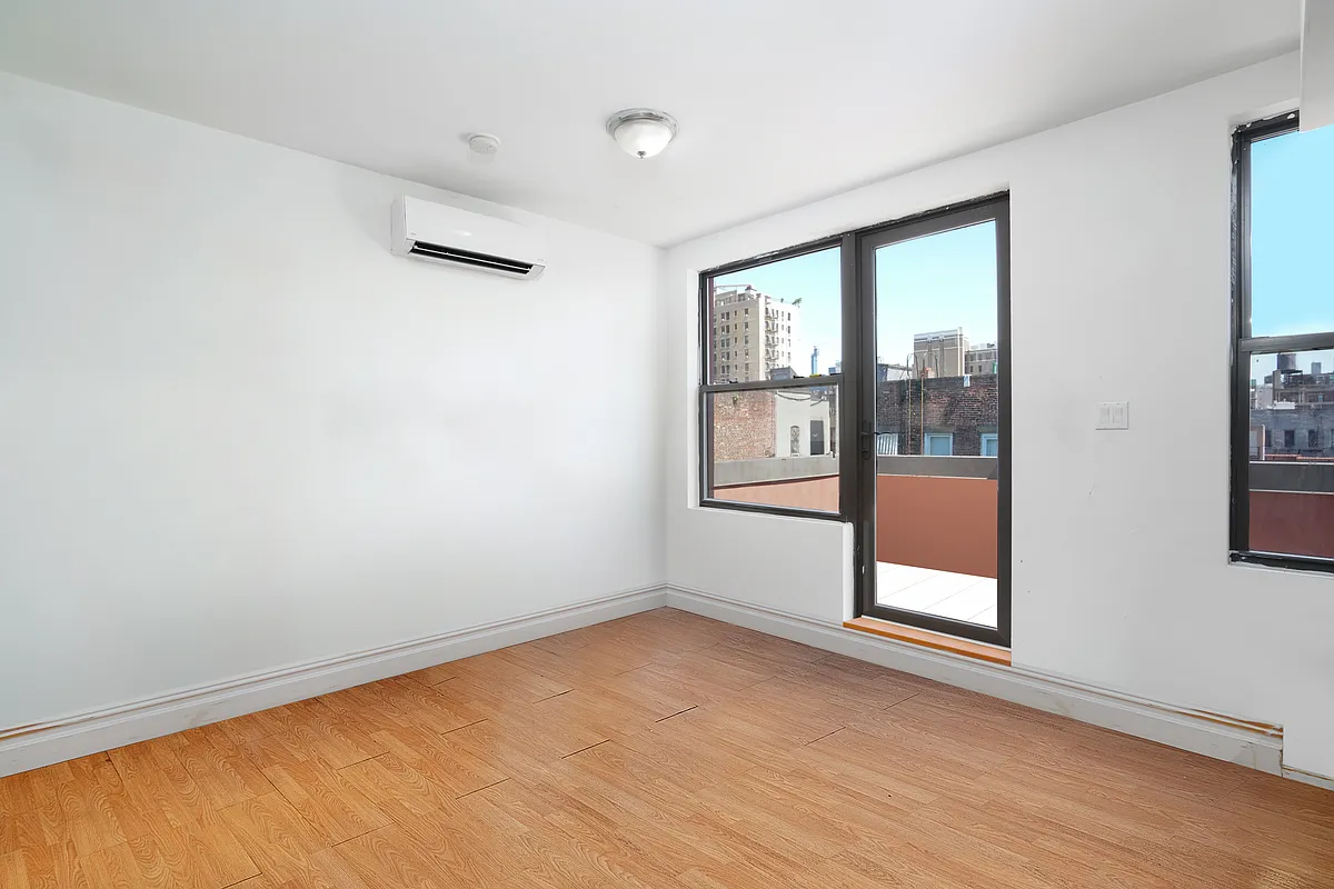 Building Photo - 331 E 9th St #PHA